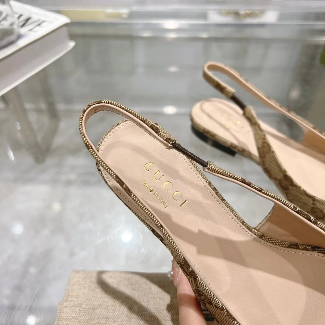 👟👟Ex-factory price 440👟👟 (genuine leather sole +40) Gucci Original GG canvas adds dazzling essence to these slingback pumps. Brown leather piping and light gold-toned hardware are complemented by beige and brown graphics. The pointed toe, elasticated straps and low heel all work together to create a comfortable fit. Upper: Made of first-layer imported patent cowhide/sheepskin lining. Outsole: Rubber non-slip outsole/genuine leather outsole. Size: 35-42 (34/41 42 customized, non-refundable)​
